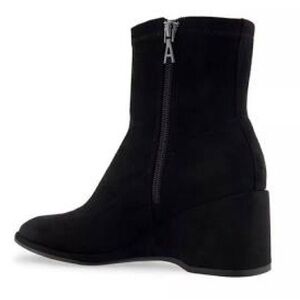 NEW in box Aerosoles black bootie.